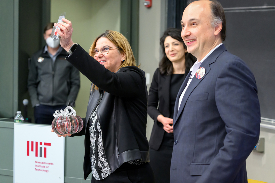 Angela Belcher delivers 2023 Dresselhaus Lecture on evolving organisms